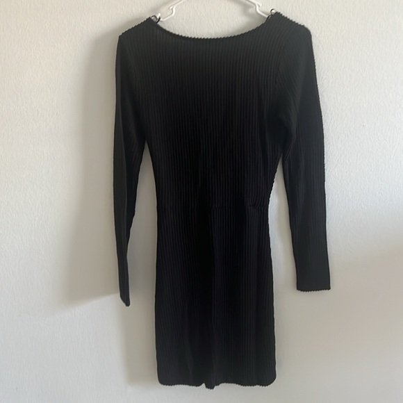 Beautiful v-neck semi-formal black dress - Picture 2 of 3